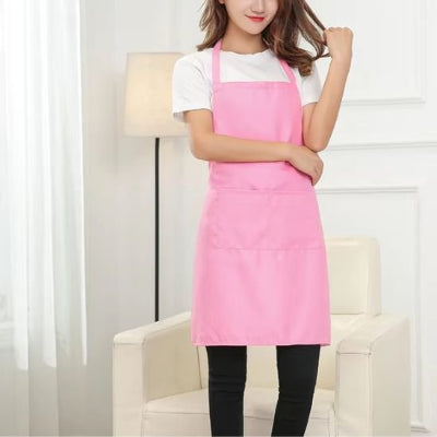 Femme portant un tablier de cuisine rose avec grande poche dans un intérieur moderne