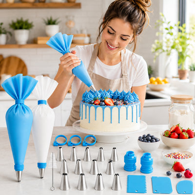 Jeune femme utilisant une poche à douille bleue avec douilles inox pour décorer un gâteau d anniversaire dans une cuisine moderne et lumineuse