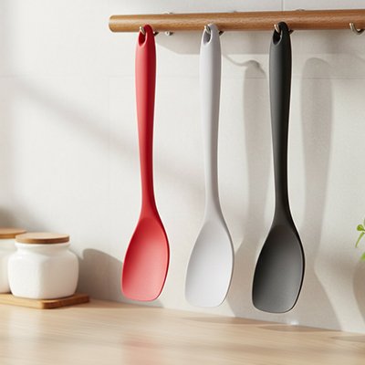 Ensemble de spatule en silicone​ grise, rouge et noire accroché sur mur 