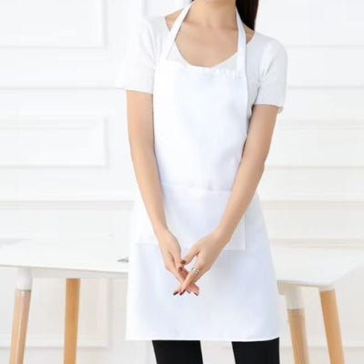 Femme portant un tablier de cuisine blanc avec grande poche dans un intérieur moderne