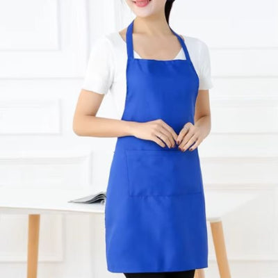 Femme portant un tablier de cuisine bleu avec grande poche dans un intérieur moderne