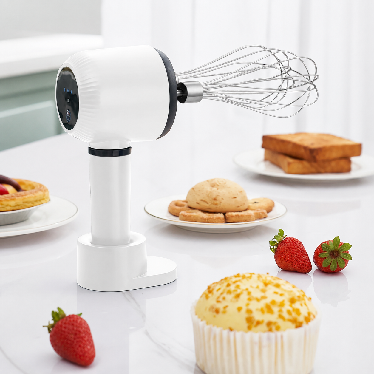Fouet électrique blanc rechargeable avec support rangement posé plan travail