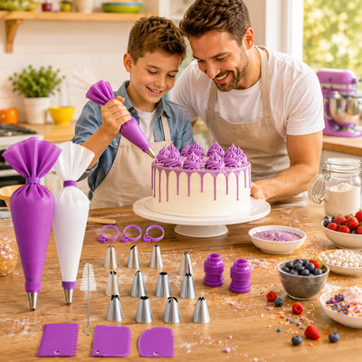 Kit poche à douille violet avec douilles inox utilisé par un père et son fils pour décorer un gâteau d anniversaire dans une cuisine moderne