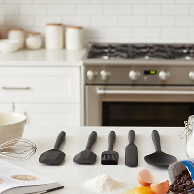 Lot de Spatule Cuisine noir posé sur une planche de travail dans une cuisine
