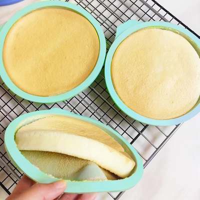 Moule à gâteau en silicone vert menthe avec genoises parfaitement cuites 