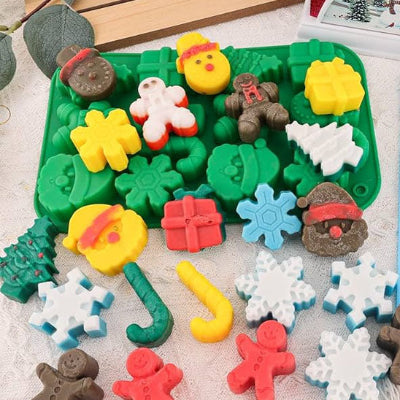 Moule à gateau en silicone verte de Noël avec chocolats colorés aux formes festives
