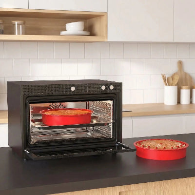 Moule à gâteau rond en silicone contenant un gâteau dans le micro onde