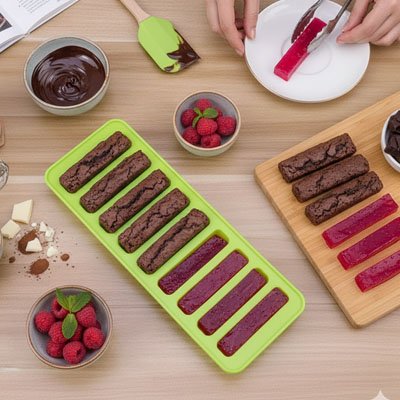 Moule silicone avec préparation de desserts glacés au chocolat et fruits rouges sur table de cuisine