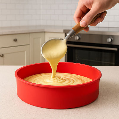 Moules en silicone à gâteau rond rouge rempli de pate ideal pour une cuisson homogène. 