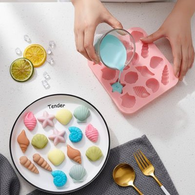 Moules en silicone coquillage avec préparation versée et bonbons colorés