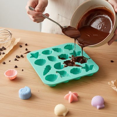 Moules en silicone coquillage remplis de chocolat fondu