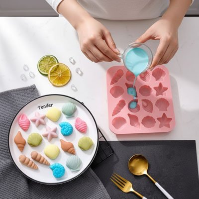 Moules en silicone coquillage remplis de préparation colorée