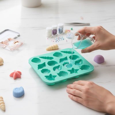 Moules en silicone coquillage utilisés pour verser une préparation liquide