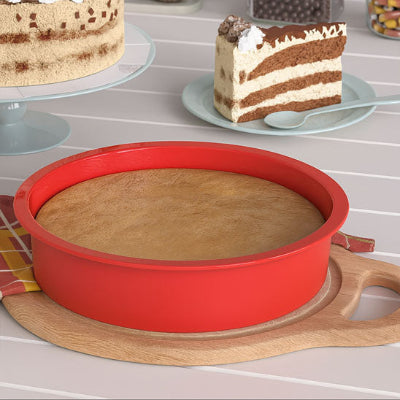 Moules en silicone rond rouge avec gateau cuit moelleux.