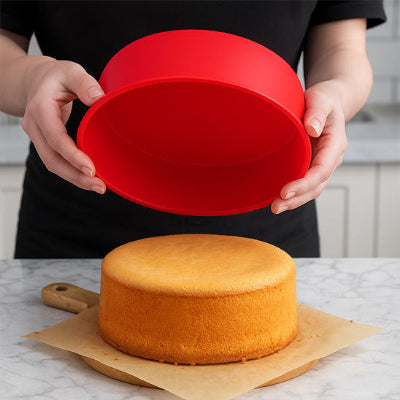 Moules en silicone rond rouge souple permettant un demoulage facile d un gâteau moelleux.