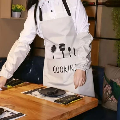 Personne portant un tablier de cuisine imperméable couleur blanche
