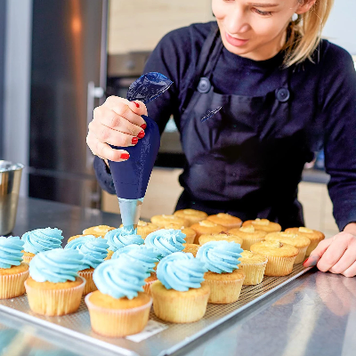 Poche à douille jetable XXL utilisée pour décorer facilement des cupcakes avec un glaçage précis et régulier
