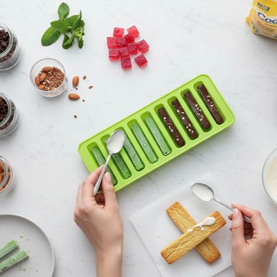 Remplissage de Moule silicone à bâtonnets glacés vert pour préparation de glaces maison et desserts