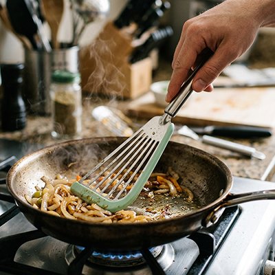 Spatule Cuisine multifonction utilisée pour faire sauter légumes dans poêle sur cuisinière