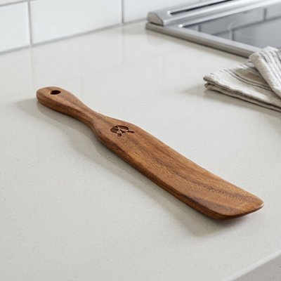 Spatule en bois posé sur plan de travail 