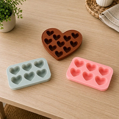 Trois moules en silicone en forme de cœur pour chocolats