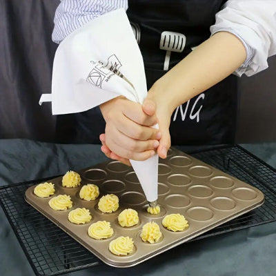 Utilisation d une poche à douille en tissu lavable pour dresser des portions de crème identiques sur un moule de cuisson