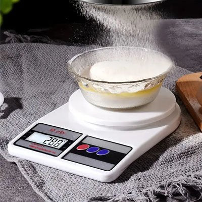 Balance Cuisine numérique pesant bol pâte pendant saupoudrage farine