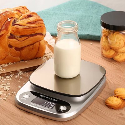 Balance Cuisine numérique pesant bouteille de lait sur plan de travail