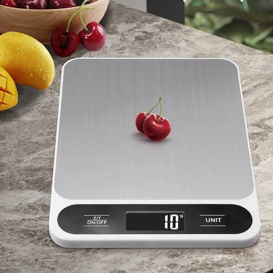 Balances de cuisine numériques pesant cerises