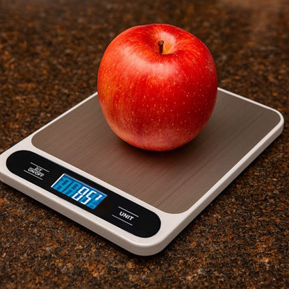 Balances de cuisine numériques pesant pomme rouge