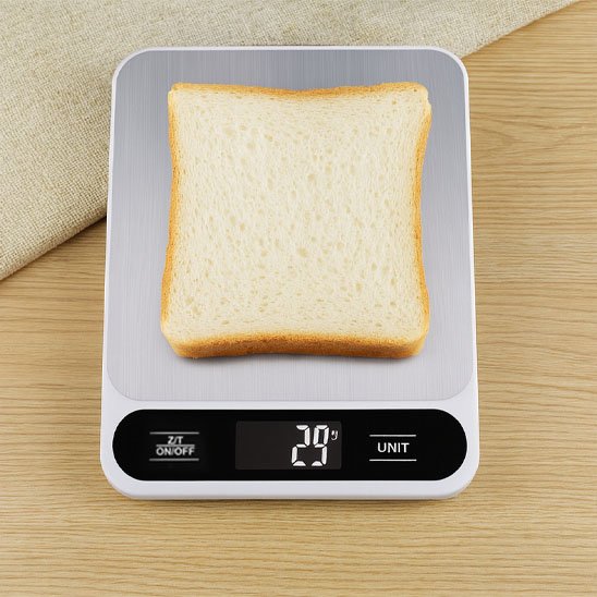 Balances de cuisine numériques pesant tranche de pain