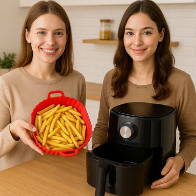 Deux femmes présentant moules en silicone avec des frittes