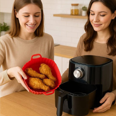 Deux femmes tenant moules en silicone contenant des pilons de poulet