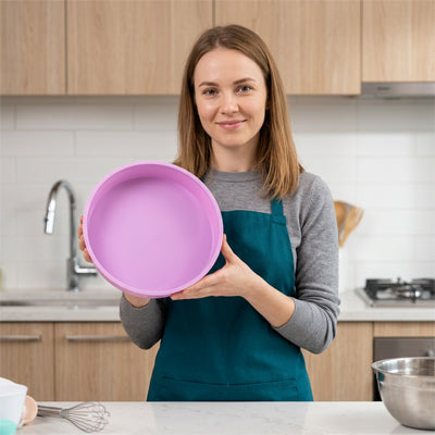 femme montrant moule à gateau rond silicone violet