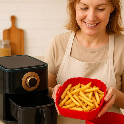 Femme tenant moules en silicone rouge avec des frittes