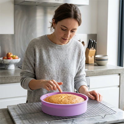 femme verifiant cuisson gâteau moule à gateau rond silicone