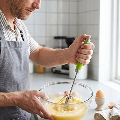 Fouet manche ergonomique mélangeant œufs saladier verre