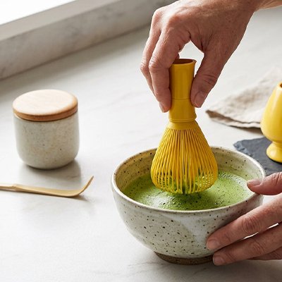 Fouet matcha jaune mélangeant boisson bol céramique 