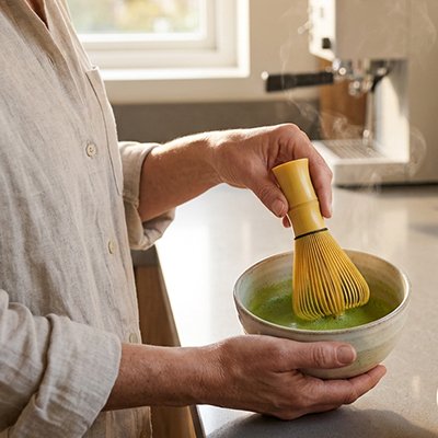 Fouet matcha jaune mélangeant thé bol céramique