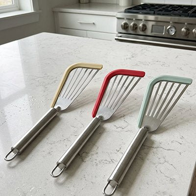 Lot de trois Spatule Cuisine posée sur table de travail dans la cuisine
