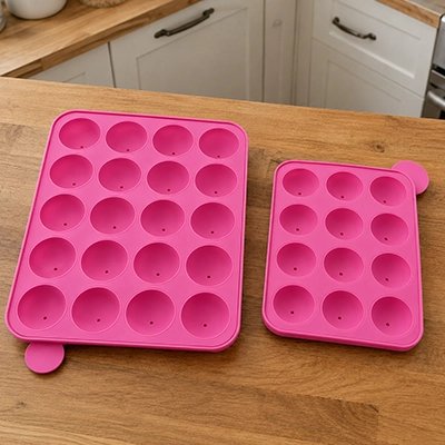 Moule silicone posé sur une table de cuisine