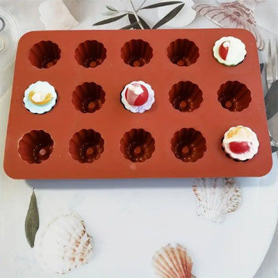 Muffin démoulé dans Moules en silicone​ sur table