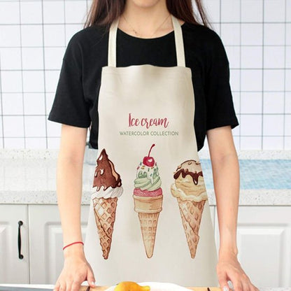 Personne portant tablier de cuisine beige à motif cornets de glace dans cuisine