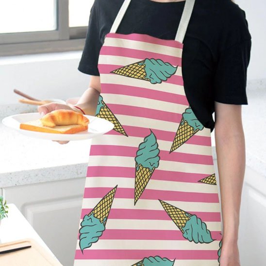 personne portant tablier de cuisine rayé rose à motif cornets de glace