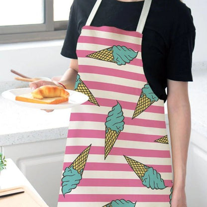 personne portant tablier de cuisine rayé rose à motif cornets de glace