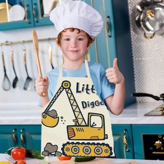 petit garçon portant tablier de cuisine enfant motif pelleteuse avec toque de chef