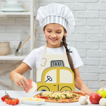 petite fille préparant pizza avec tablier de cuisine enfant motif taxi et toque de chef