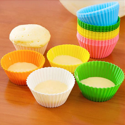 Préparation petit gâteau dans moule silicone