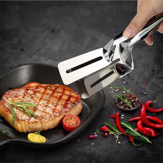 Spatule en acier inoxydable avec pince retournant steak grillé dans poêle