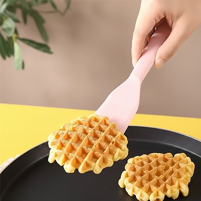 spatule en silicone rose soulevant gaufre